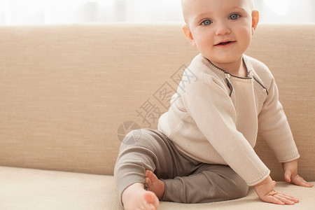 坐在沙发上的女婴可爱的高清图片素材