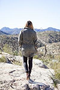 美国加利福尼亚州洛杉矶Chilao营地年轻女子仰望山脉图片