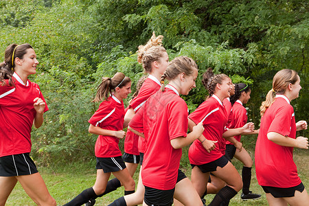 女孩足球运动员跑步图片