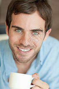 喝咖啡的年轻人背景图片