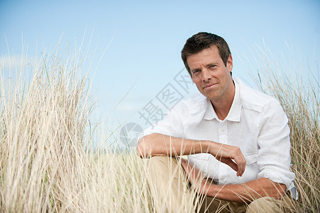 一个在海边的男人的肖像图片