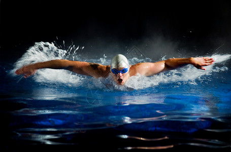 运动会模板游泳池里游泳的年轻人背景