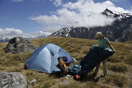 很棒新西兰山区的中年妇女野营背景