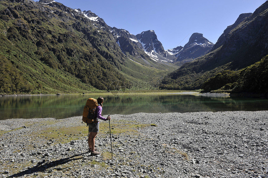 新西兰山区的湖边的女人图片
