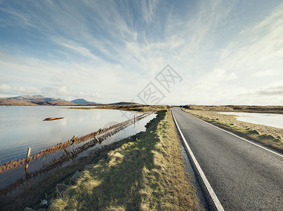 英国苏格兰南乌斯特岛乡村路高清图片
