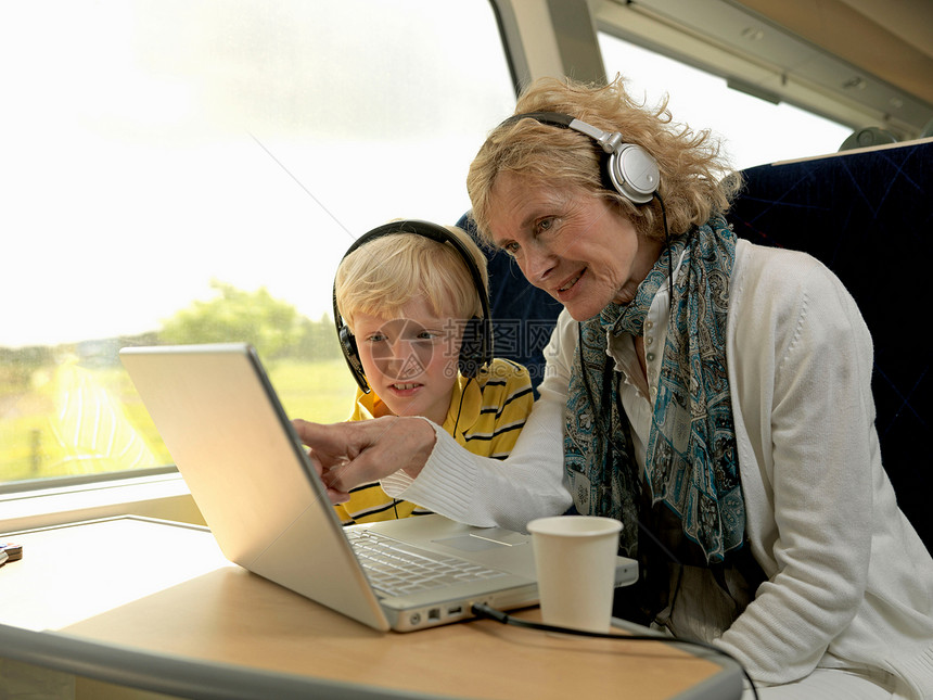 奶奶和孙子在火车上图片