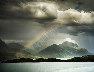 在暴风雨的天空中看到彩虹,高地,苏格兰英国背景图片