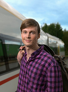 火车站的年轻人哥德堡高清图片素材