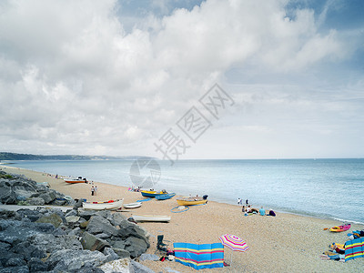 英国德文郡海滩上的游客图片