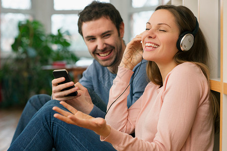 听MP3年轻夫妇笑着背景