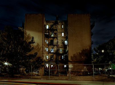 纽约布鲁克林威廉斯堡夜间公寓楼图片