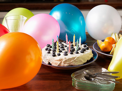 派对上的生日蛋糕和气球背景图片