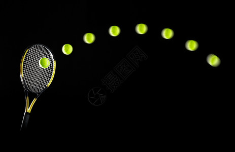网球拍和运动中的球图片
