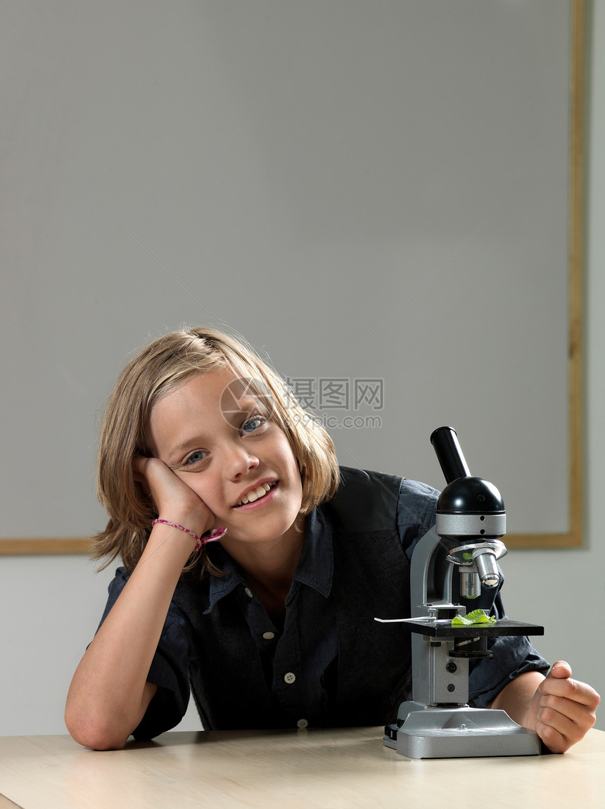 显微镜男孩图片