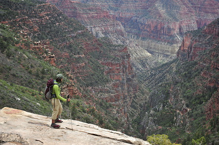 美国亚利桑那州弗拉格斯塔夫观看大峡谷的女背包客背景