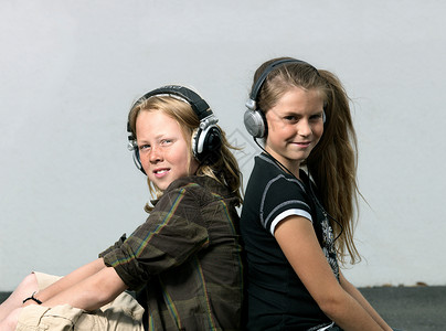 两个带耳机的孩子图片