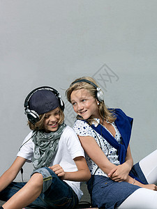 两个戴耳机的孩子图片
