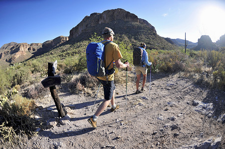 在美国亚利桑那州迷信山徒步旅行的背包情侣短裤高清图片素材
