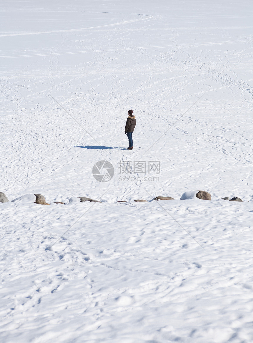 在雪中行走的人图片