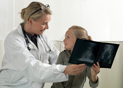 带X光的医生和女孩背景图片