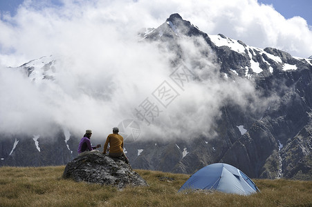 在新西兰山区露营的夫妇图片