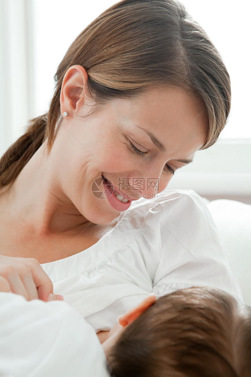 母乳喂养图片