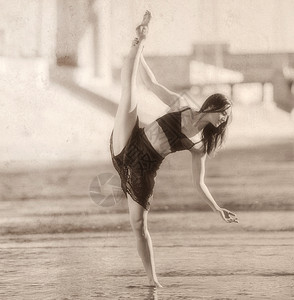美国加利福尼亚州洛杉矶抬起腿的年轻女性图片