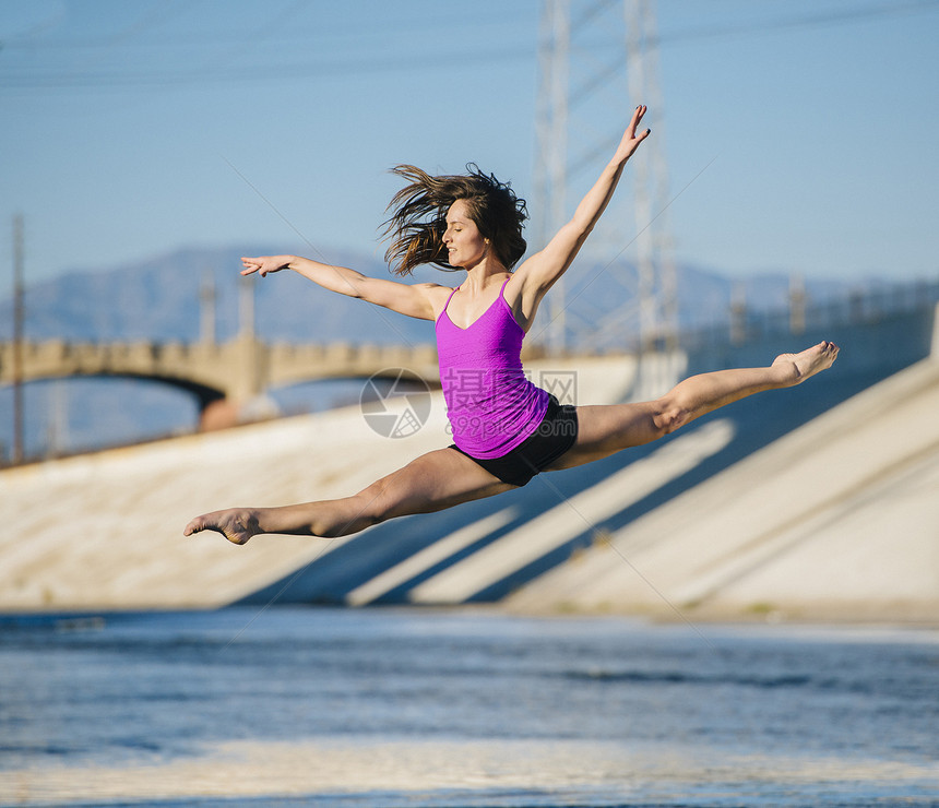 美国加利福尼亚州洛杉矶市空中舞者手臂举起做劈腿图片