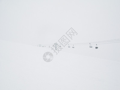 加拿大阿尔伯塔省班夫市薄雾中的滑雪缆车图片