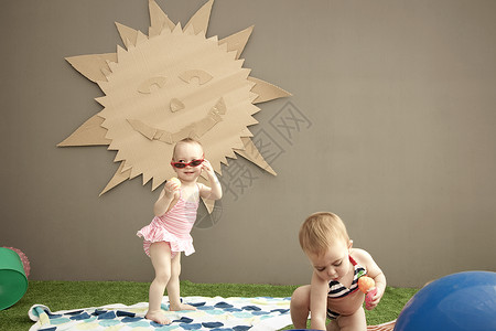 有阳光图案的女婴背景图片