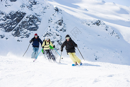 朋友们在山上滑雪背景图片