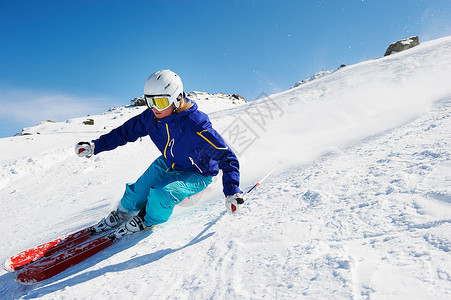 滑雪者下坡蓝天滑雪人高清图片