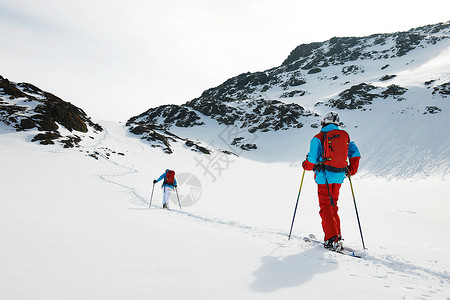 在奥地利库赫泰雪地里行走的滑雪者图片