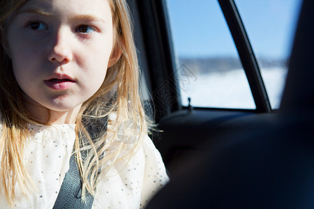 戴汽车安全带的年轻女孩图片
