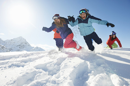 朋友们在雪地里奔跑奥地利库泰休闲高清图片素材