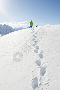 站在雪地里有脚印的人背景图片