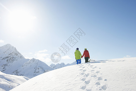 在奥地利库赫泰雪地里散步的夫妇图片