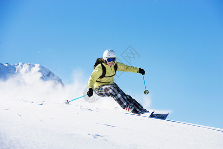 女子下山滑雪图片素材