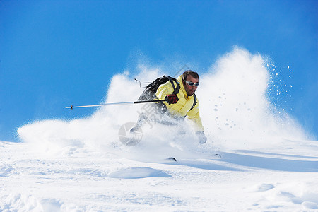 男性滑雪者加速下山高清图片