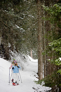 勒普里维拉罗杰两个穿雪鞋的金发女人背景