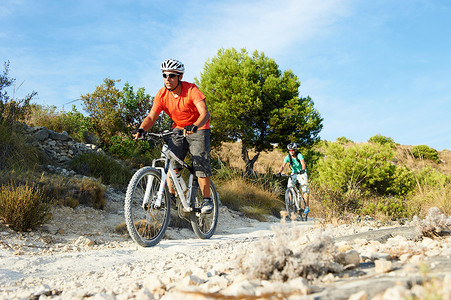 骑山地自行车保护高清图片素材