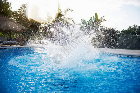 泳池溅起的水花背景图片