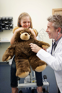 医生在听泰迪熊的心脏图片