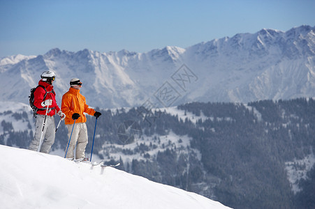 萨尔巴赫两名男性滑雪者背景