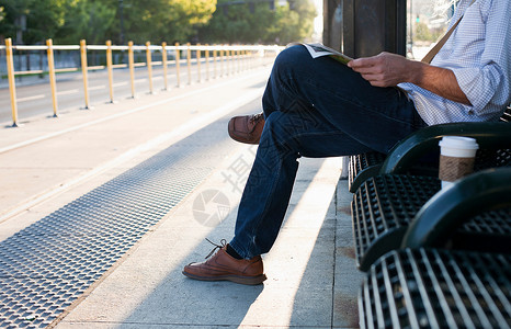 坐在火车站长凳上的人图片