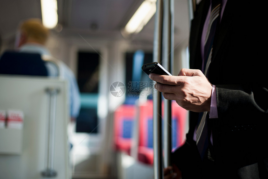 在火车上打手机的商人图片