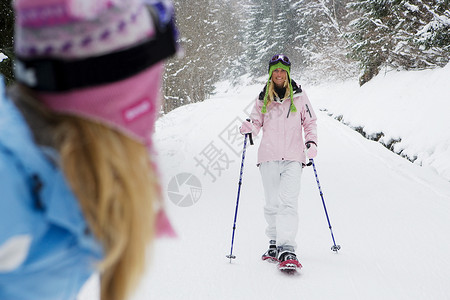 勒普里维拉罗杰斜坡上滑雪的女人背景