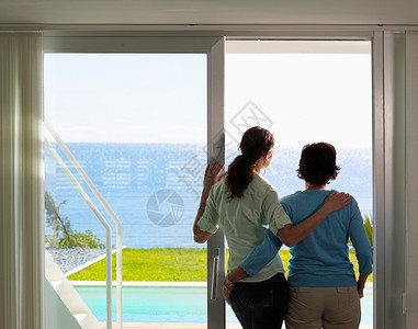 母亲和女儿远眺大海图片