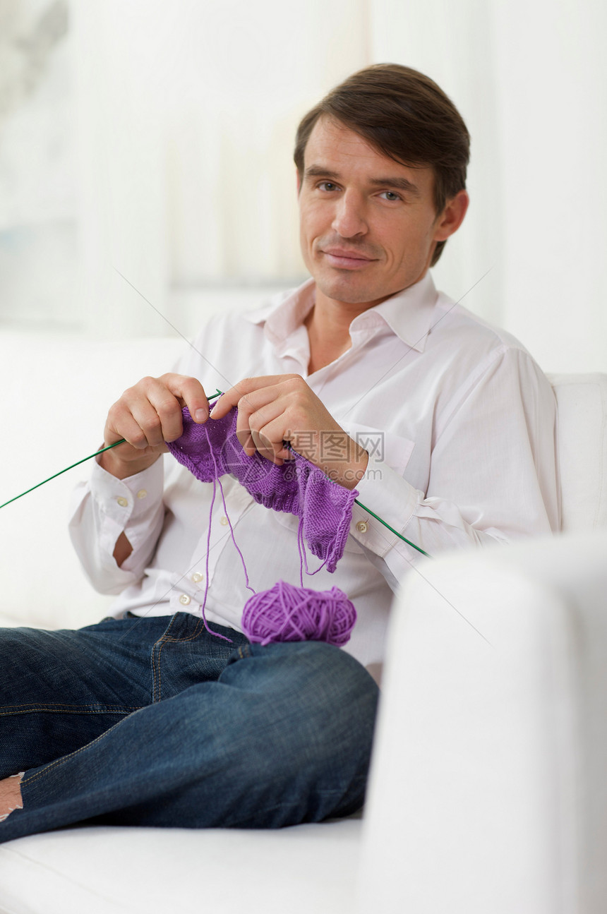 在编织的男子图片