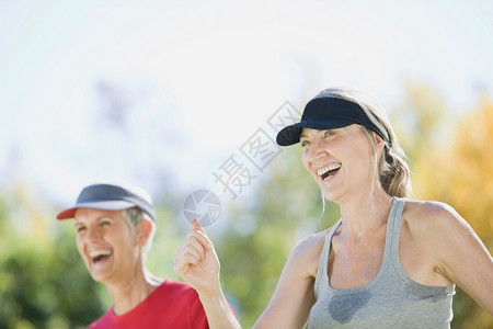妇女一起在户外运动跑步者高清图片素材